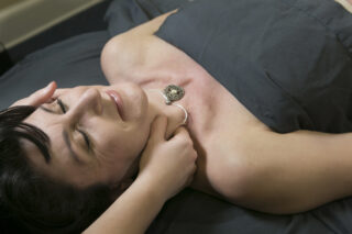 Relaxing the SCM muscle on the front of the neck using pincer treatment.